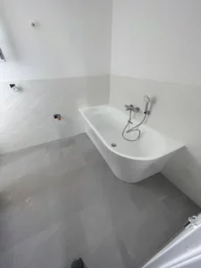 Pose de baignoire blanche