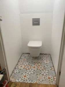 WC suspendu avec carreaux de ciment au sol