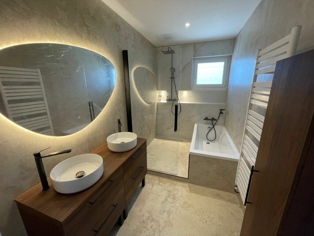 Salle de bain douche et baignoire avec mauble double vasque en bois et colonne assotie