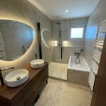 Salle de bain douche et baignoire avec mauble double vasque en bois et colonne assotie