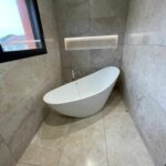 Baignoire avec niche éclairée