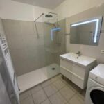 Salle de bain grise aver douche et meuble vasque