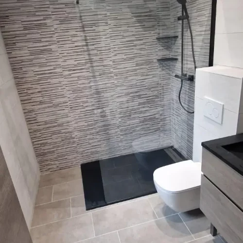 Salle de bain rénovée avec wc suspendu