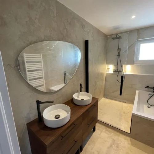 Salle de bain double vasque baignoire et douche