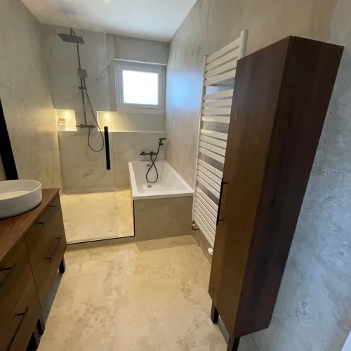Salle de bain double vasque baignoire et douche