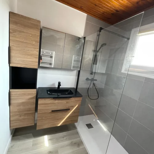 Salle de bain rénovée épurée avec muble sous vasque et colonne
