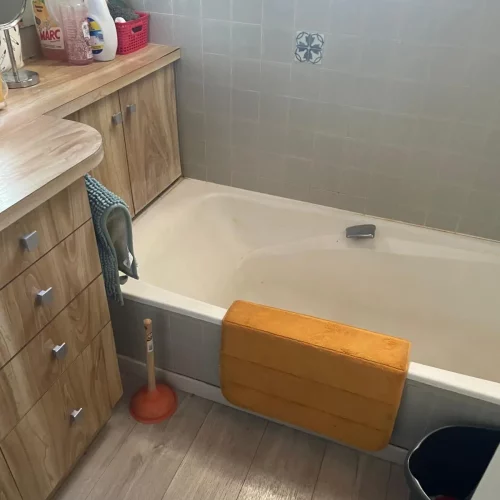 Baignoire encastrée dans meuble de salle de bain